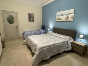 1 Schlafzimmer mit 2 Betten in einem Zimmer in der Unterkunft Porte Maqueda in Palermo