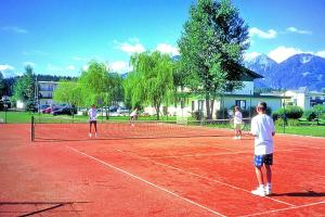 Tennis und/oder Squash in der Unterkunft Apartment in St Kanzian near the lake oder in der Nähe