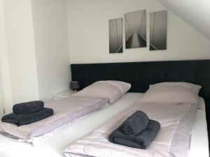 ein Schlafzimmer mit 2 Betten und Handtüchern darauf in der Unterkunft Colin in Bremerhaven