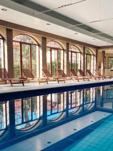 Bazén v ubytování Hotel Konradówka Wellness & SPA - 300 metrów do centrum nebo v jeho okolí