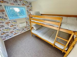 Poschodová posteľ alebo postele v izbe v ubytovaní Paradaise Immaculate 2-bed property Hemsby