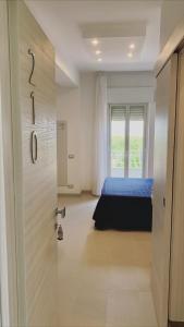 - une chambre avec un lit, une fenêtre et une porte dans l'établissement Hotel Sirena - Servizio spiaggia inclusive, à Peschici