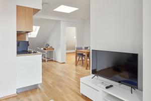 TV a/nebo společenská místnost v ubytování Bright Apartment in New Town by Prague Days