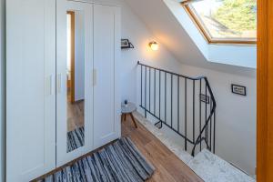 Una escalera con tragaluz en una casa con puerta en Ferienhaus Waldblick, en Funfseen