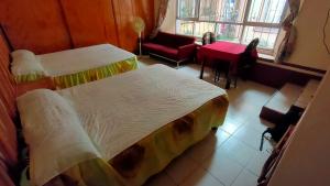 - une chambre avec un lit, une table et une fenêtre dans l'établissement OYO Posada Santa Cecilia, Jerez Zacatecas, à Jerez de García Salinas