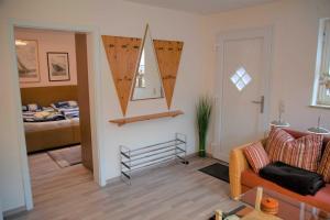 ein Wohnzimmer mit einem Sofa und einem Spiegel in der Unterkunft Ferienwohnung Balm mit Terrasse im Garten und WLAN in Balm