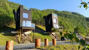 Etnesjøen的住宿－Mikrohyttene i Åkrafjorden，山边的房子