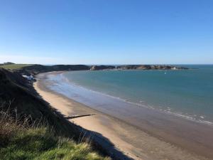 a view of a beach with the ocean at Bryn Noddfa in Morfa Nefyn