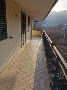 - un balcon d'un bâtiment avec une passerelle dans l'établissement APPARTAMENTO FALCO, à Mercogliano