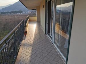 a balcony with a view of a mountain at APPARTAMENTO FALCO in Mercogliano