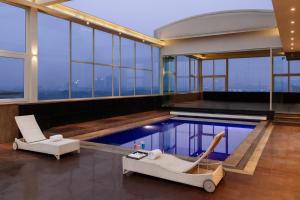 Bazén v ubytování Golden Tulip City Centre Gurgaon nebo v jeho okolí