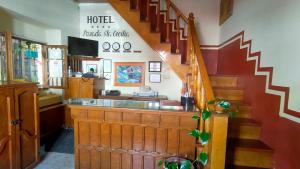 ヘレス・デ・ガルシア・サリーナスにあるOYO Posada Santa Cecilia, Jerez Zacatecasのホテルの看板が壁に貼られた階段付きの客室です。
