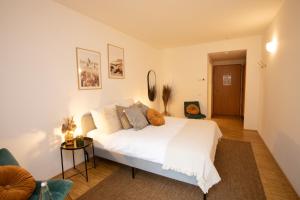 Postel nebo postele na pokoji v ubytování Hotel Hofgut Imsbach Lapointe
