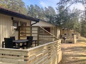 una terraza con mesa y sillas en una casa en Karlstad Swecamp Bomstadbaden, en Karlstad