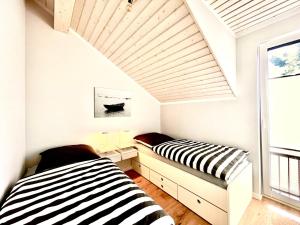 2 camas en una habitación con ventana en DarssAhoi, en Pruchten