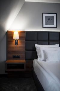 Postel nebo postele na pokoji v ubytování Heron Live Hotel Marina & SPA