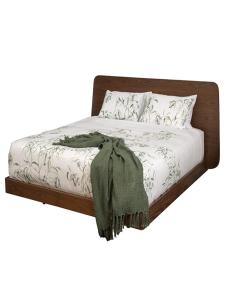 un letto con lenzuola bianche e un asciugamano verde di SWATSON HOTEL a Kumasi