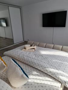 Ένα ή περισσότερα κρεβάτια σε δωμάτιο στο Stephanie Apartment +6 φωτογραφίες