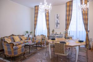 ein Wohnzimmer mit einem Sofa und einem Tisch in der Unterkunft Appartamento Salimbeni in Siena