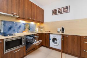 Kuchyň nebo kuchyňský kout v ubytování Villa 4 Pory Roku by Noclegi Renters