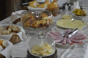 une table avec des plaques alimentaires et un dôme en verre dans l'établissement Pousada Viva, à Ibitirama