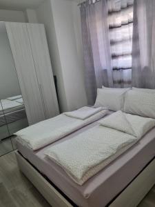 een slaapkamer met 2 bedden en een raam bij Junior Deluxe 3 in Merano