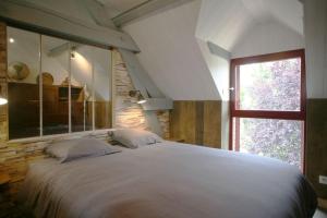 Un pat sau paturi într-o cameră la Le Clos Bener
