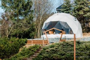 Un jardín fuera de Glamping Bahenec 9 fotos más