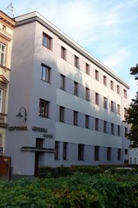 Un bâtiment blanc avec beaucoup de fenêtres dans l'établissement Ubytovna Marie, à Olomouc