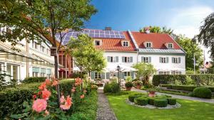 普拉赫的住宿－塞特納霍夫酒店，享有花园房屋外部景致