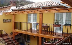 una vista externa a un balcón de una casa en Casa Candana, en La Cándana de Curueño 19 fotos más