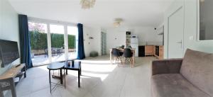 uma sala de estar com um sofá e uma mesa em LA PIERRINA - Chamois - Appart 3 étoiles em Aix-les-Bains