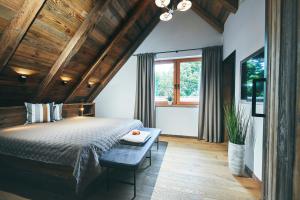 - une chambre avec un lit et un plafond en bois dans l'établissement ATEMPAUSE Sauerland, à Schmallenberg