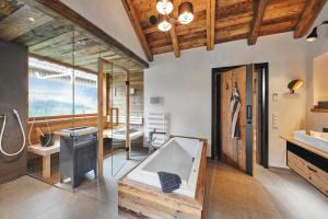 ein Bad mit einer Dusche, einem Waschbecken und einem Spiegel in der Unterkunft ATEMPAUSE Sauerland in Schmallenberg