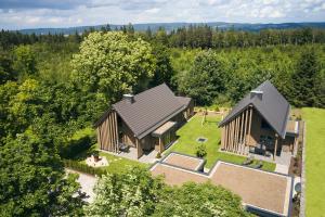 施马伦贝格ATEMPAUSE Sauerland的树林中房屋的空中景观