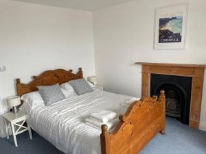 En eller flere senge i et værelse på Fabulous 2 Bed Cottage - Outstanding Sea Views