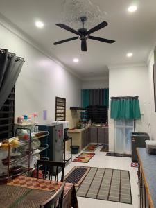 Кухня или кухненски бокс в RK ASIANA HOMESTAY, KEMAMAN