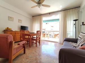a living room with a couch and a table and chairs at Apartamento L 'Altina a 40 metros de la playa in Alcossebre