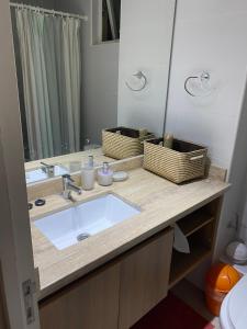 拉塞雷納的住宿－Hermoso apartamento de 2 dormitorios y 2 baños en Laguna del Mar La Serena，浴室的柜台设有水槽和镜子