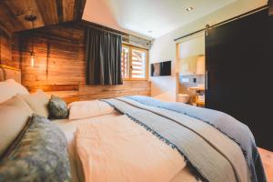 Ένα ή περισσότερα κρεβάτια σε δωμάτιο στο Boutique Hotel und Chalets Bergwiesenglück