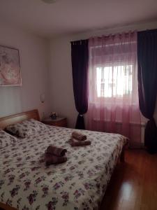 una camera da letto con un letto con due scarpe sopra di Room Armani a Rovigno (Rovinj)