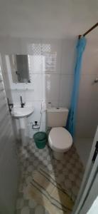 a bathroom with a toilet and a sink at Hostel Em Boas Mãos in Barreirinhas