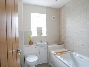 un bagno con un water, un lavandino e una vasca di Swn Y Nant a Holyhead Altre 20 foto