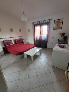een kamer met een bed en een tafel. bij Casa vacanze Villa Lucheria Loceri in Loceri