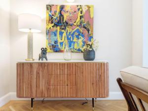una sala de estar con un armario de madera con una pintura en Steddles - Chichester, en Chichester