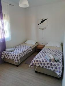 - une chambre avec 2 lits et un panier de basket dans l'établissement Dream P-LEAce, à Crikvenica