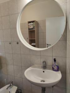 un baño con lavabo y espejo en Dream P-LEAce, en Crikvenica 20 fotos más
