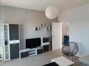 Una sala de estar con un televisor de pantalla plana y un sofá. en Dream P-LEAce, en Crikvenica