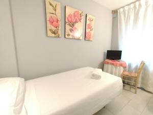 TV a/nebo společenská místnost v ubytování Hostal Albero by gaiarooms + 28 fotografií