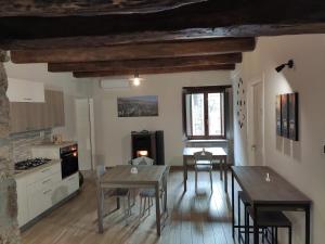 a kitchen and dining room with a table and chairs at Affittacamere Arco Antico in Cusano Mutri